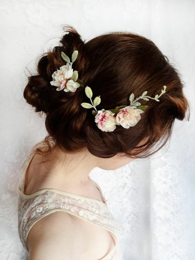 Brautfrisuren lange Haare Hochzeit Haarschmuck Blumen