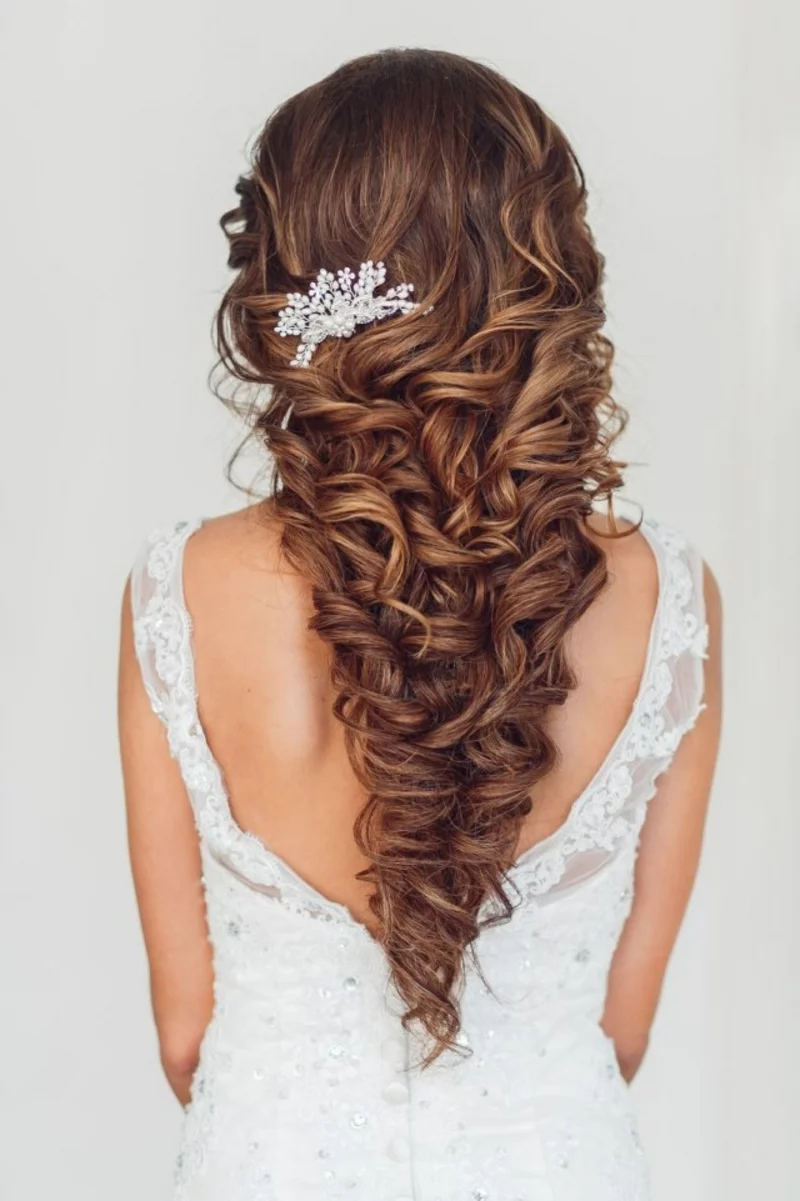 Brautfrisuren lange Haare Hochzeitsfrisur halboffen Haarschmuck
