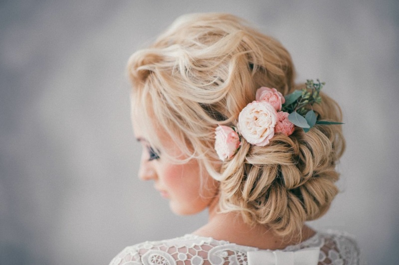 Brautfrisuren lange Haare romantische Schmuck Blumen
