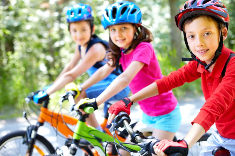Eltern und Kinder abnehmen Fahrrad fahren