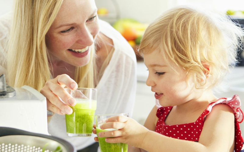 Eltern und Kinder abnehmen Obst und Gemüse gesundes Leben