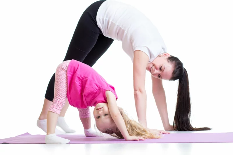 Eltern und Kinder abnehmen Yoga