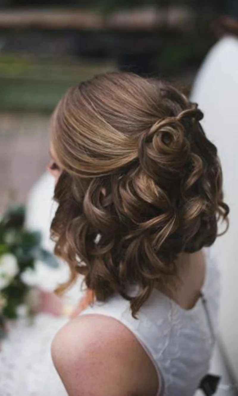 Hochzeitsfrisuren kurze Haare halboffen