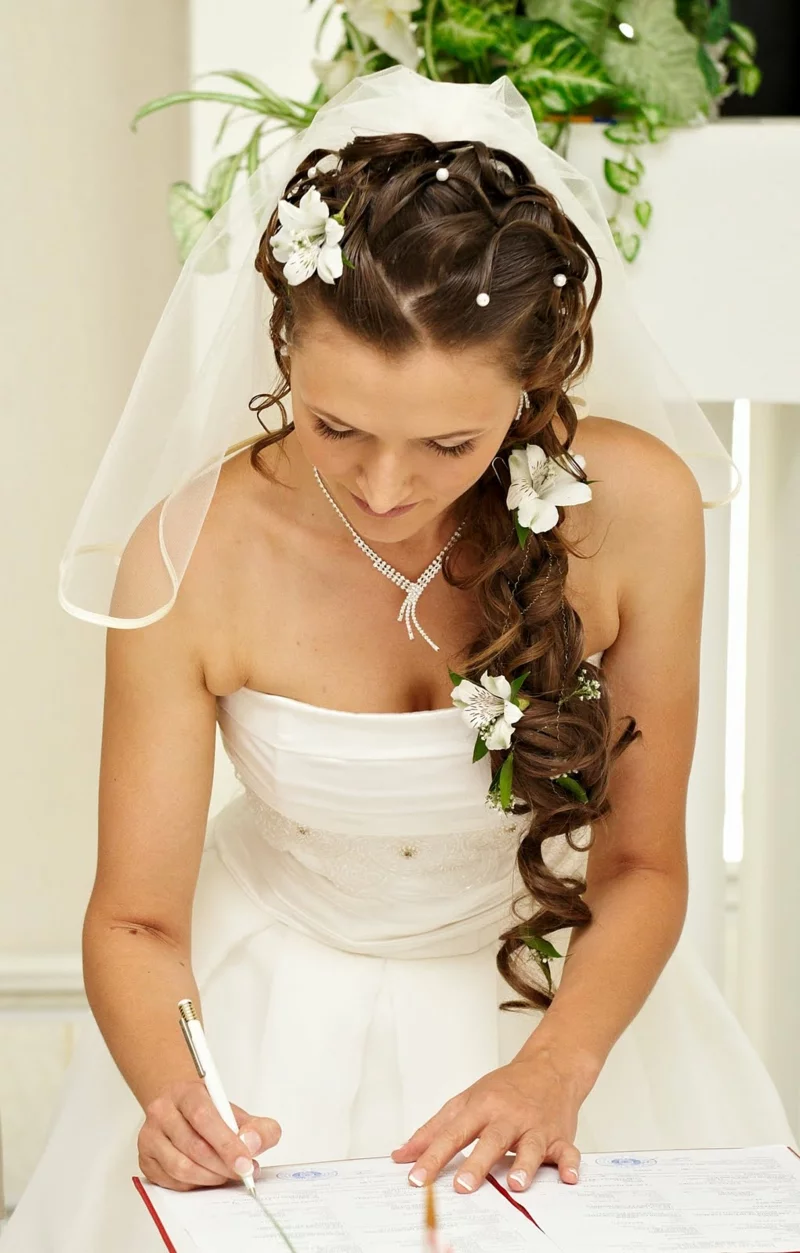 Hochzeitsfrisuren lange Haare Haarschmuck Blumen