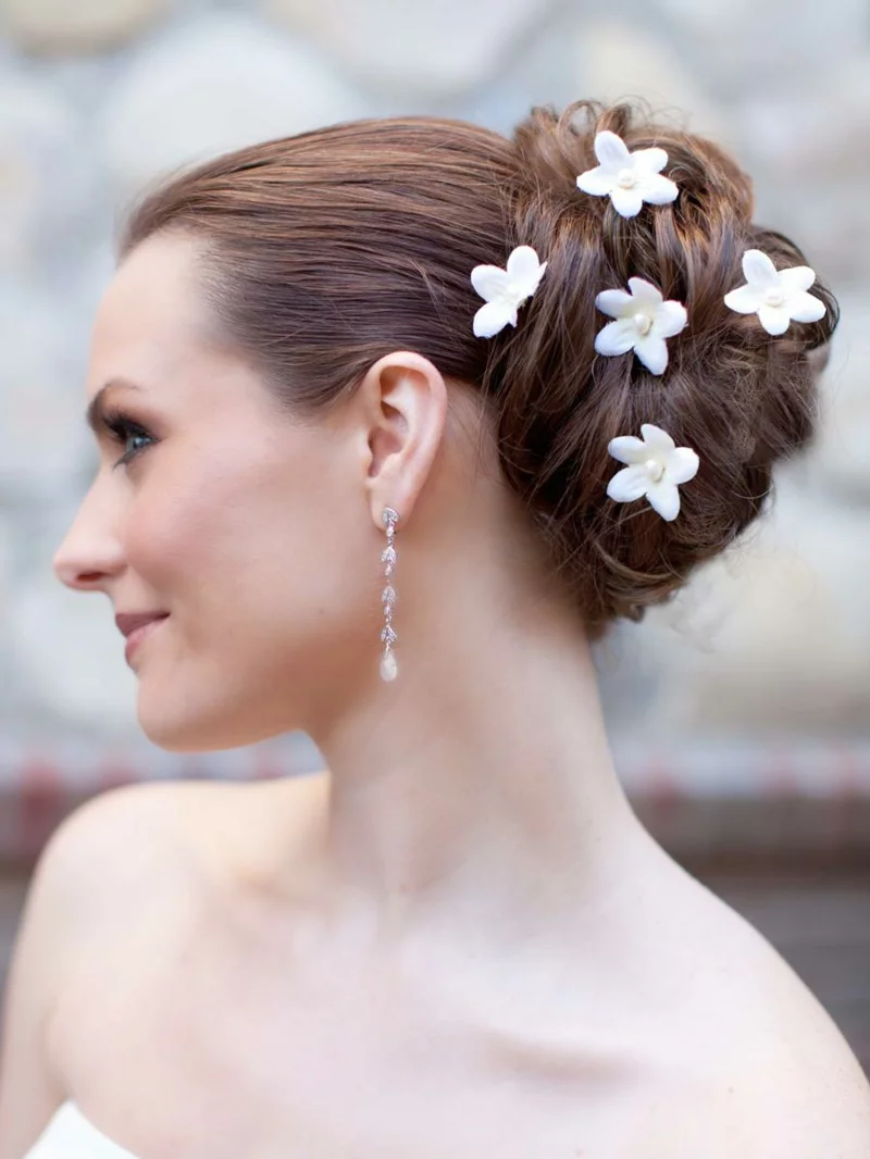 Hochzeitsfrisuren lange Haare Haarschmuck Kunstblumen