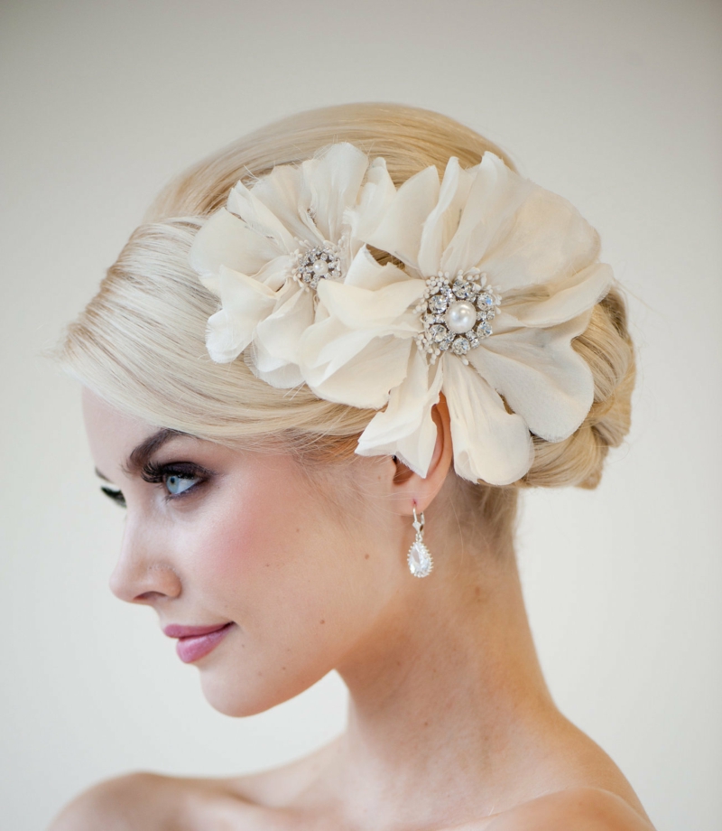 Hochzeitsfrisuren-lange-Haare-Haarschmuck-weiße-Kunstblumen