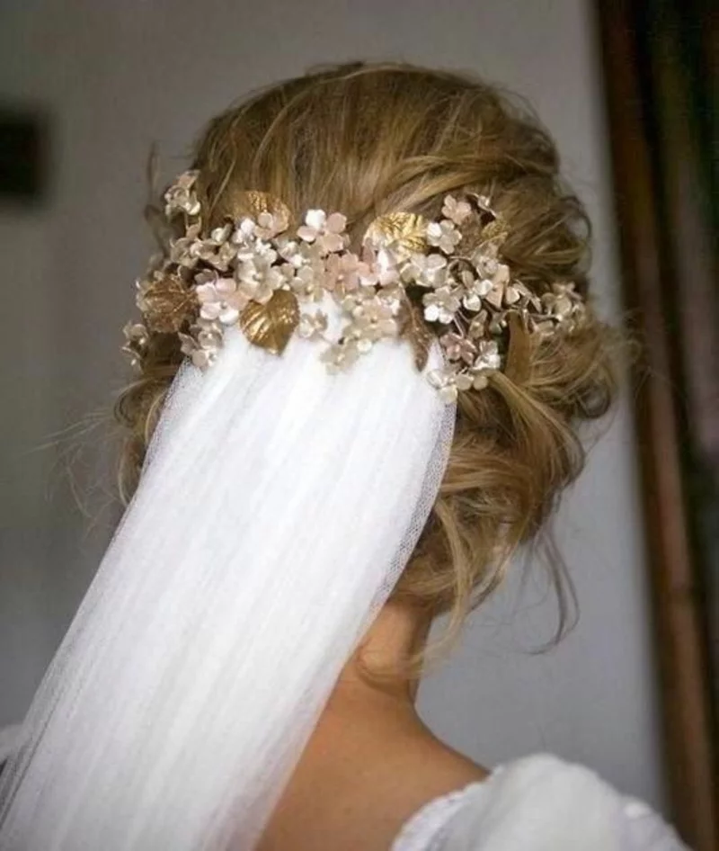 Hochzeitsfrisuren mit Schleier und Haarschmuck Blumen