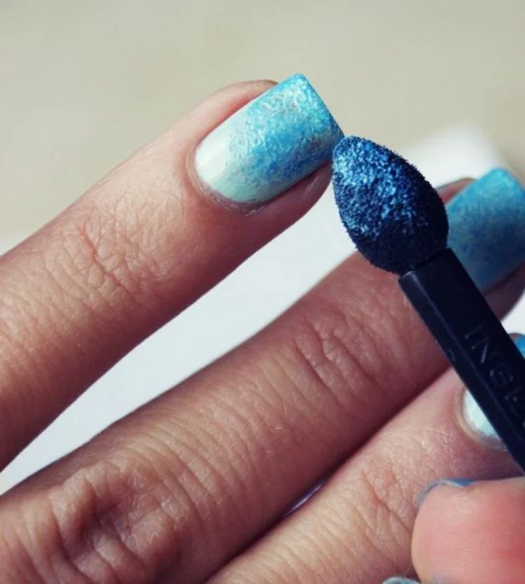 Maniküre selber machen fingernägel blau lackieren