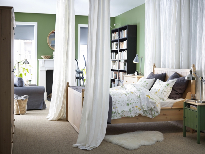 Schlafzimmergestaltung Ideen Wandfarbe grün Himmelbett