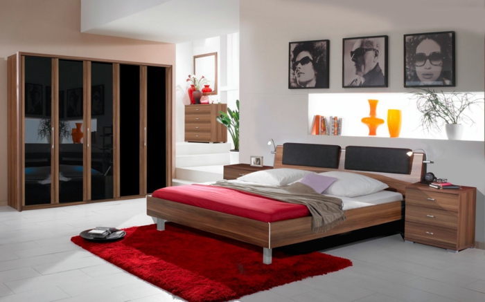 Schlafzimmergestaltung Ideen beige Akzentwand Bettvorleger rot