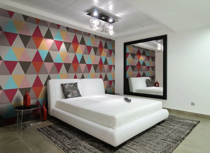 Schlafzimmergestaltung Ideen bunte Wandgestaltung geometrisches Muster