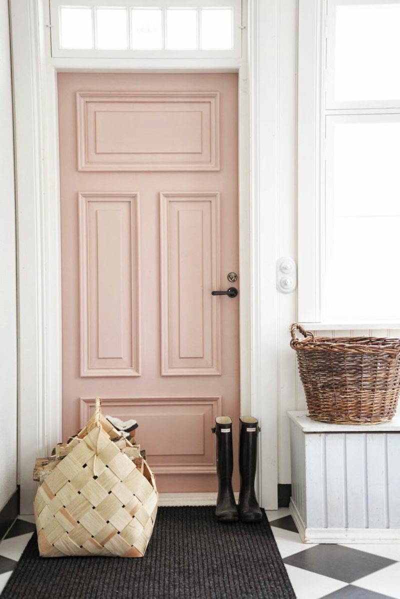 Wandgestaltung Flur Rattanmöbel Haustür rosa