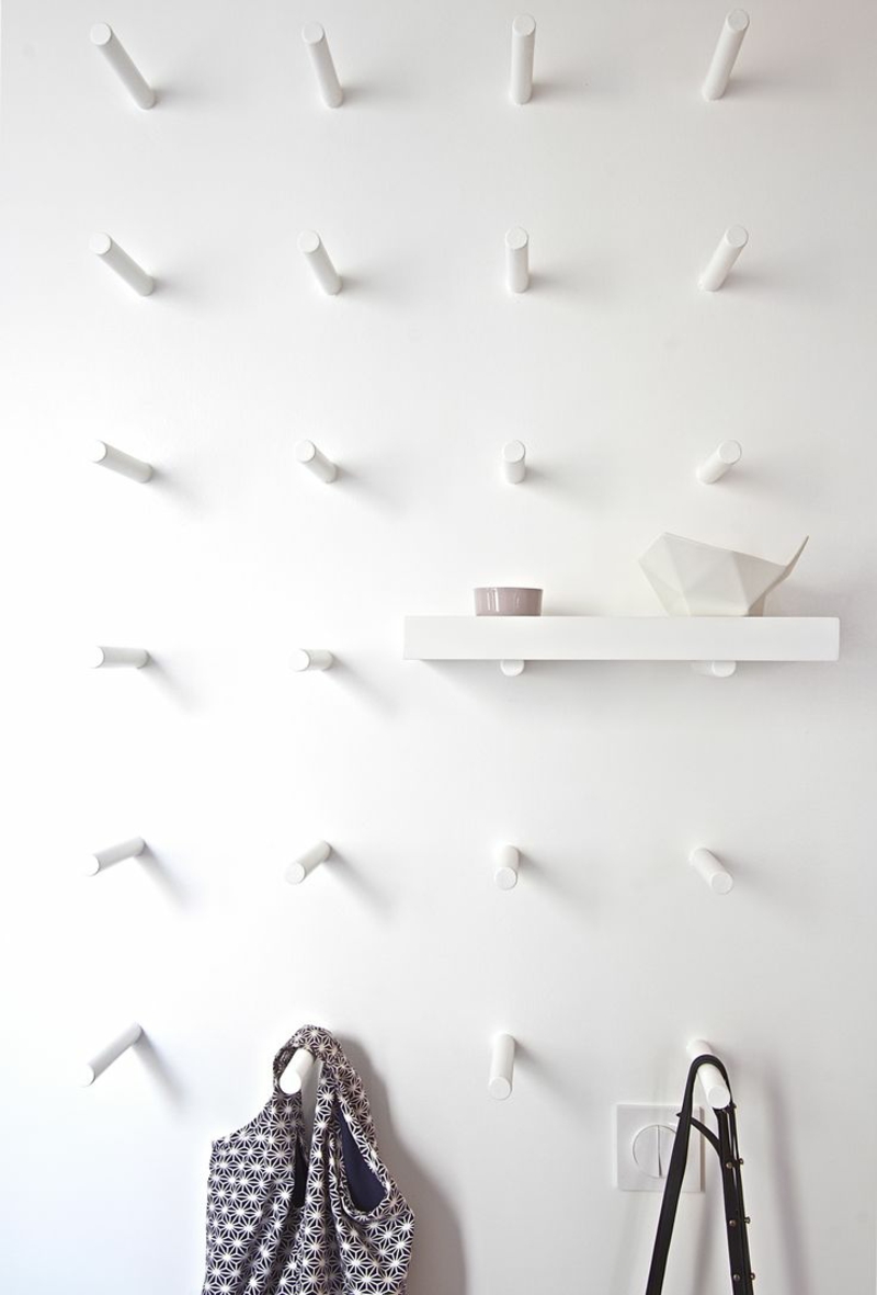 Wandgestaltung Wandfarbe Flur Weiß kreative Garderobenhaken