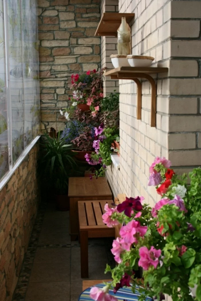 balkon gestalten balkonpflanzen sitzbank bodenfliesen