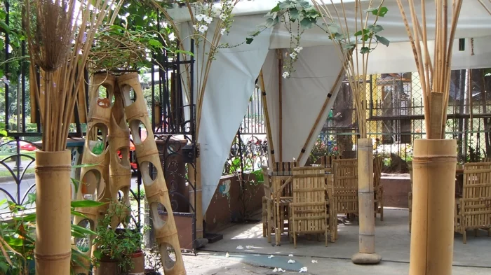 bambus deko bambusstangen gartengestaltung blumenständer ideen