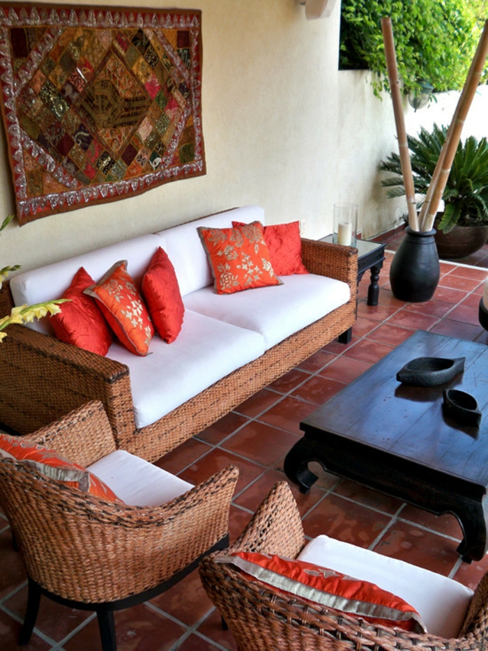 bambus deko bambusstangen terrassengestaltung balkondeko korbmöbel sofa sessel couchtisch