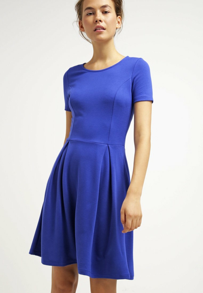 blaues kleid farbgestaltung blaue kleider dessin seide sportlich