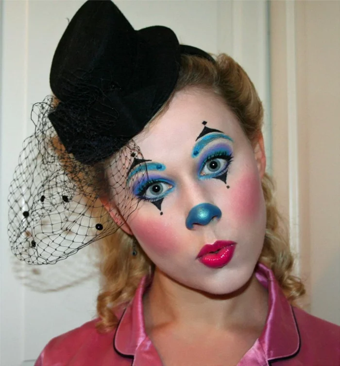 clown schminken augenschatten blau lila lippenstift schwarzer hut
