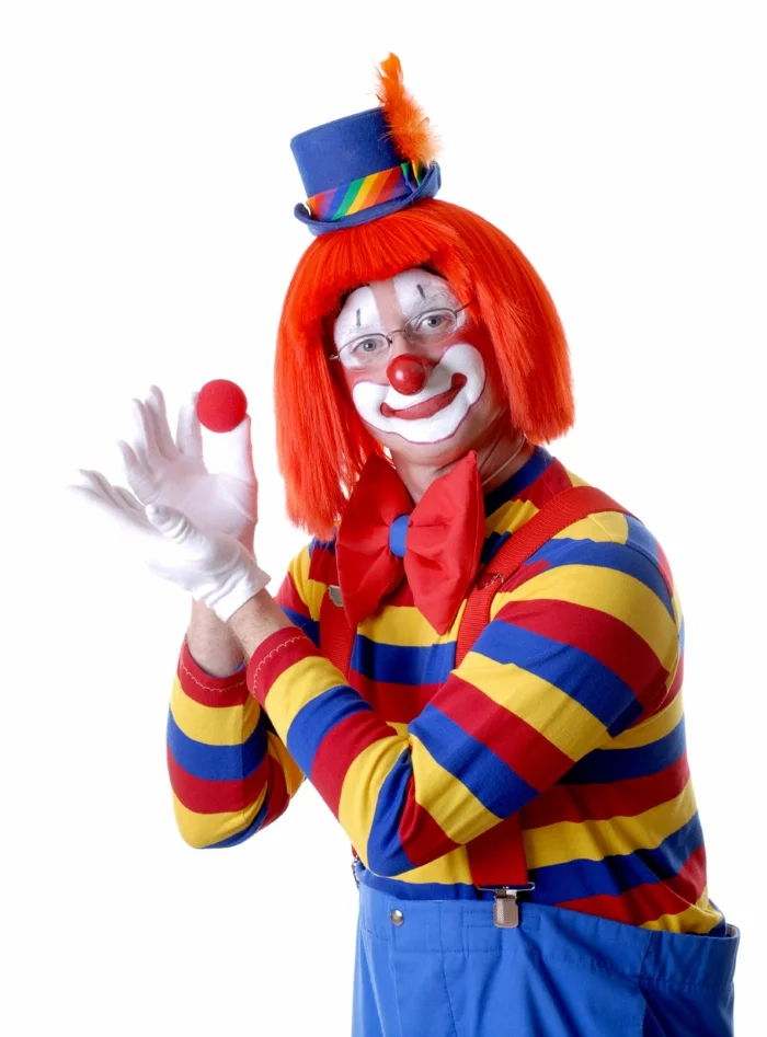 clown schminken weißes gesicht rote nase orangene perüke gestreiftes oberteil blaue hose