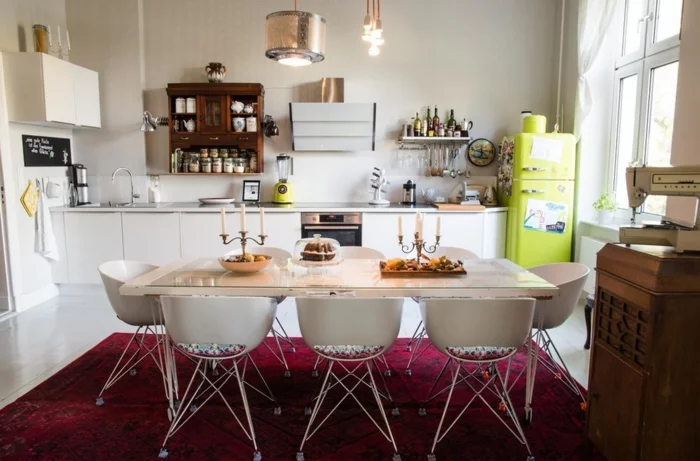 einrichtungsideen moderne küche wohnideen esszimmer esstisch stühle skandinavisches design weiße küchenschränke teppich rot