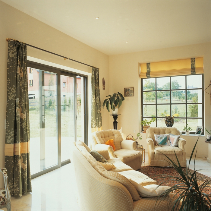 gardinen blickdicht wohnzimmer einrichtungsideen helle möbel pflanzen