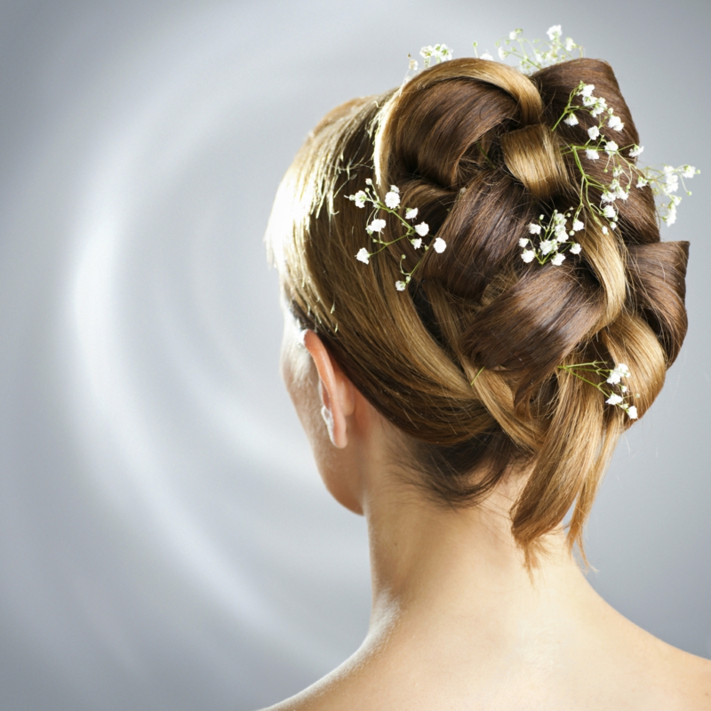 geflochtene Hochzeitsfrisur lange Haare Haarschmuck Blumen