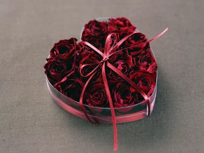 geschenk zum valentinstag rosen herz schachtel romantisch