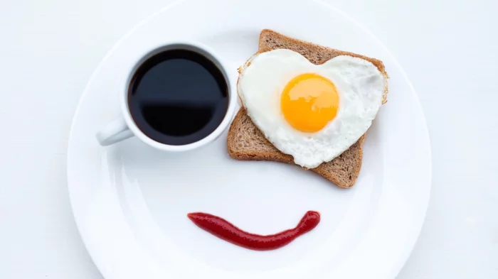 gesunde ernährung tipps frühstück ideen toast spiegelei kaffee
