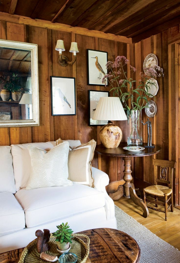 holz wandpaneele wohnzimmer wandgestaltung weißes sofa landhausstil