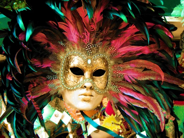 karneval in venedig faschingskostüm karnevalkostüme feder masken gold
