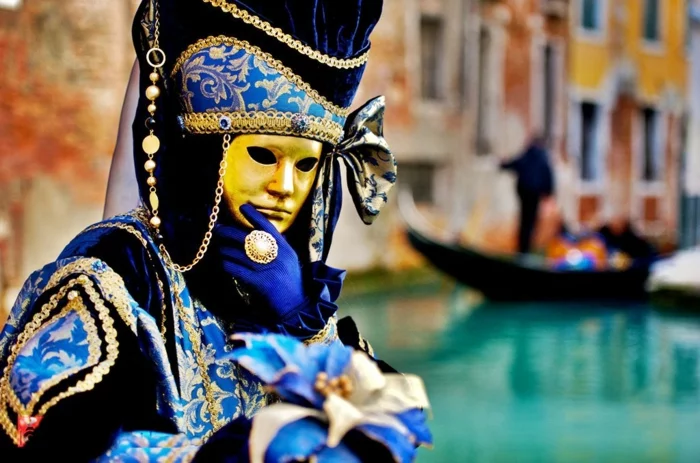karneval in venedig faschingskostüme kopfschmuck goldene maske ring