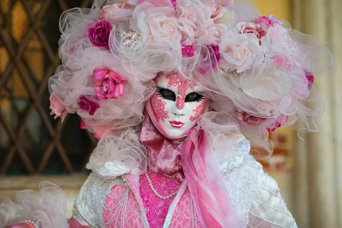 karneval in venedig faschingskostüme kopfschmuck perlen pailletten rosa kleid
