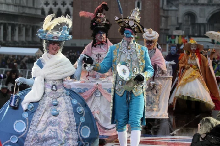 karneval in venedig faschingskostüme männer frauen kleider rosenmontag weiberfastnacht karnevalkostüme