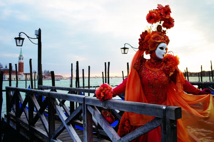 karneval  in venedig frauen kostüme fasching rotes kleid haarschmuck blumen