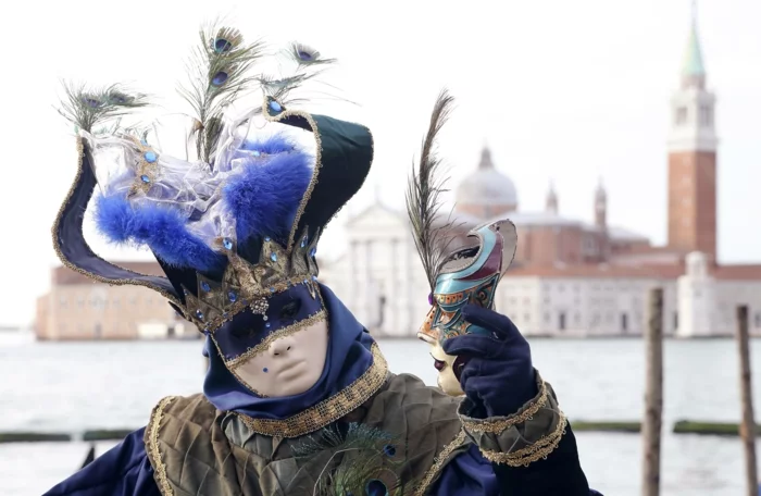 karneval  in venedig frauen kostüme fasching pfauenfeder kopfschmuck