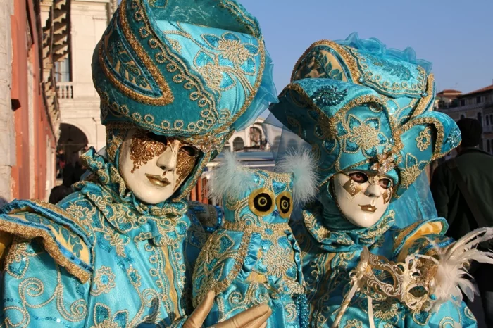karneval in venedig kostüme fasching orientalisch blaue stoffe gold stickereien eule