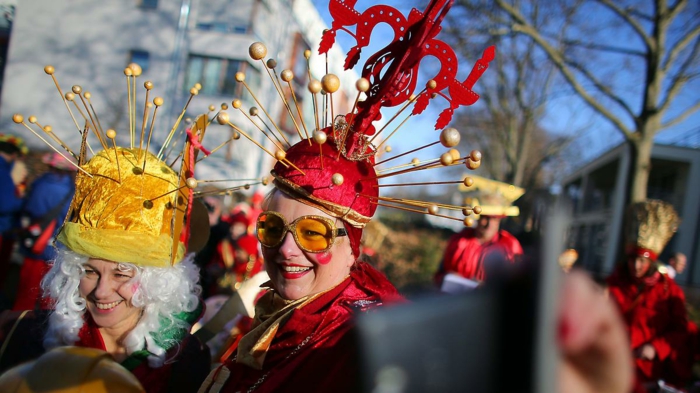karneval kostüme karnevalskostüme logo koeln klowns narren kostüme karneval umzug ausdruck