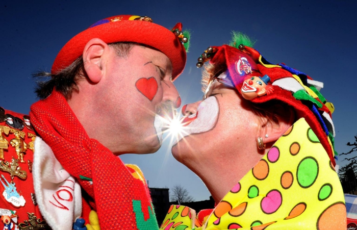 karneval kostüme karnevalskostüme logo koeln klowns narren kostüme karneval umzug kuss