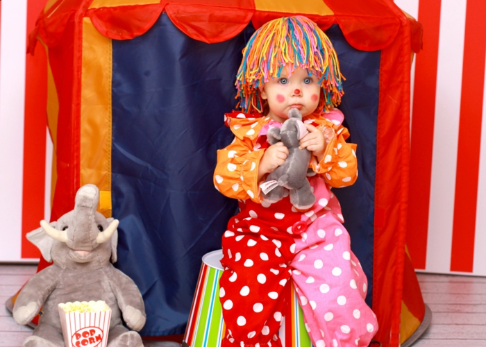  karnevalkostüme diy ideen kinderkostüm clown gepunktet bunte haare garn