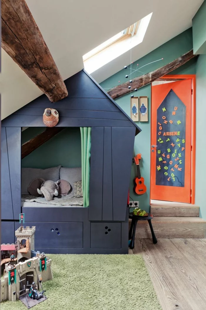 Kinderzimmer mit Dachschräge und ein kleines Spielhaus in Dunkelblau zum Schlafen und Spielen