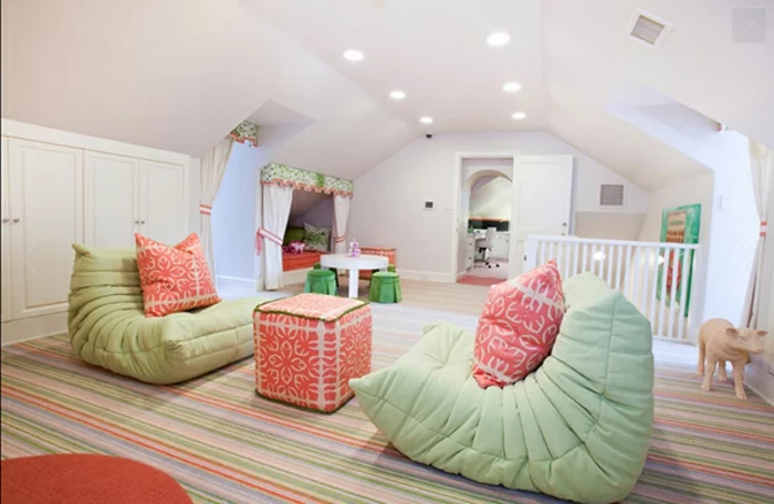 großes Kinderzimmer mit Dachschräge und zwei bequemen, ergonomischen Sesseln in Minzgrün 
