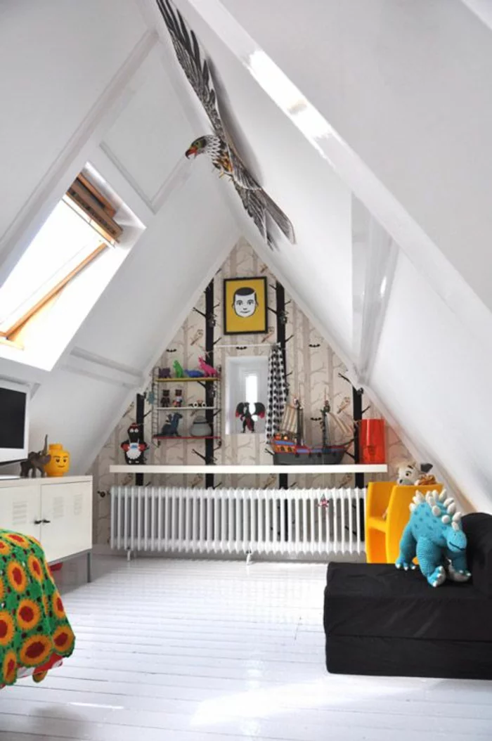 Kinderzimmer mit Dachschräge mit dreieckigem Dach, einem Fenster und Mustertapete