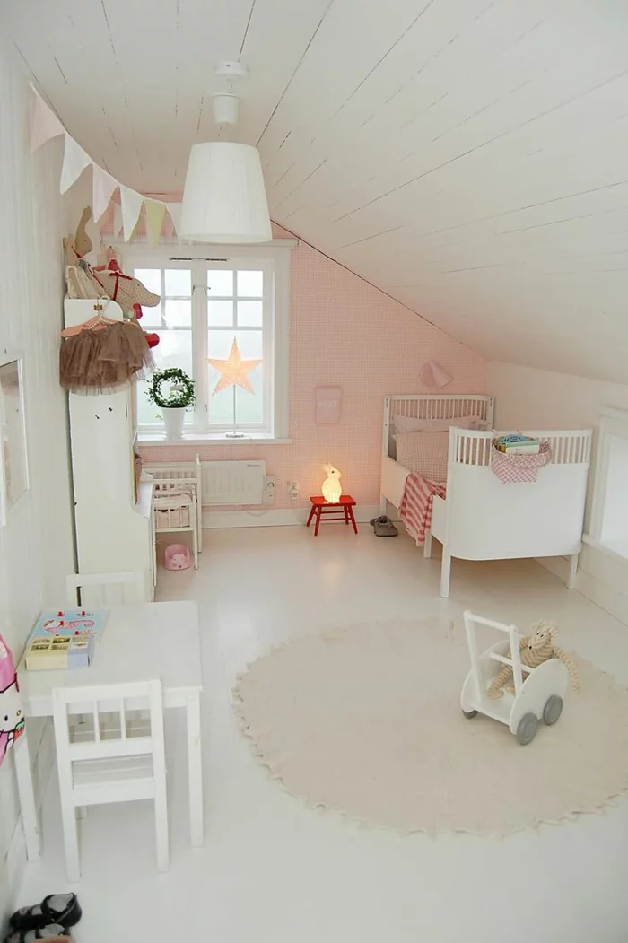 gemütliches Kinderzimmer mit Dachschräge in Weiß mit weißen Kindermöbeln 