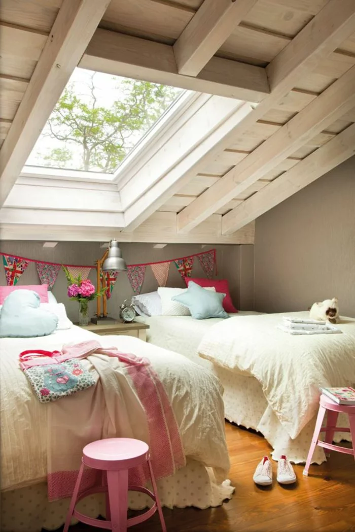 kleines Kinderzimmer mit Dachschräge für zwei Kinder mit Decke aus robusten Holzbalken 