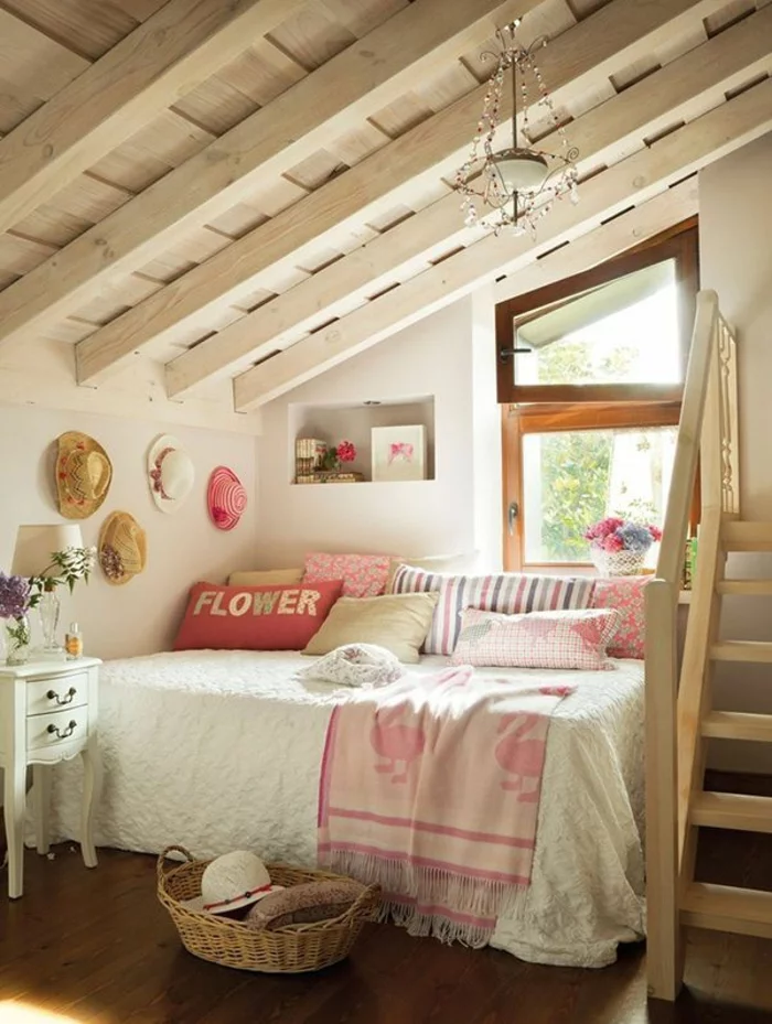 gemütliches Mädchenzimmer mit Dachschräge und großem Bett mit vielen Hüten als Deko 