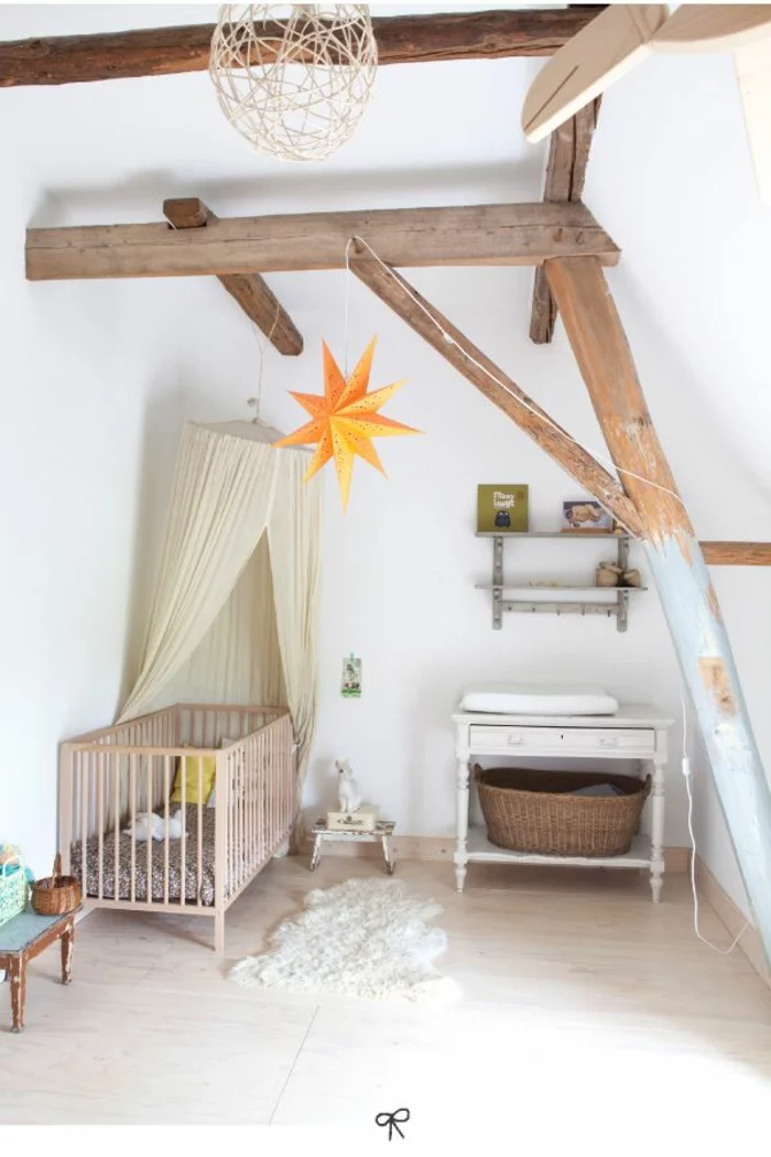 kleines, puristisches Babyzimmer mit Dachschräge mit Holzbalken, dekoriert mit Weihnachtsstern aus Papier 