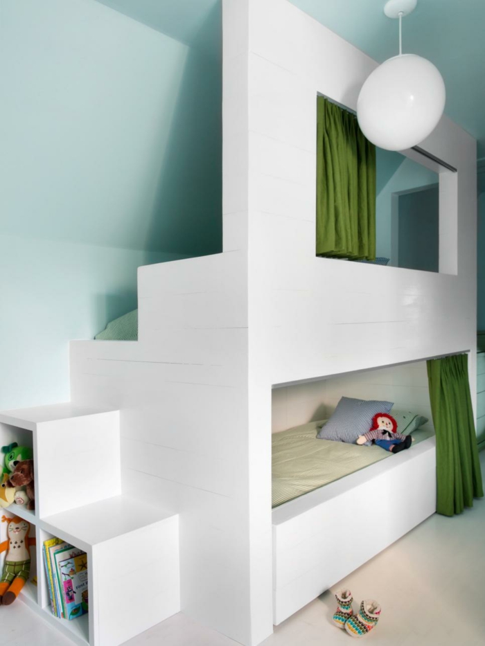 kinderzimmer mit dachschräge etagenbett stauraum spielzeug grüne vorhänge