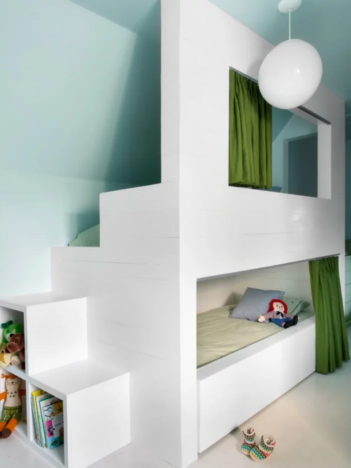 Kinderzimmer mit Dachschräge und Etagenbett mit zwei Bettnischen und Treppe