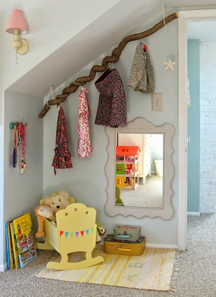 Spielecke und Garderobe mit Spiegel im Kinderzimmer mit Dachschräge einrichten 