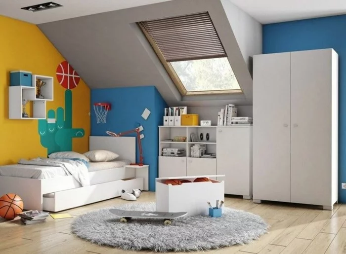 buntes Kinderzimmer mit Dachschräge für sportliche Kinder mit großem Dachfenster 
